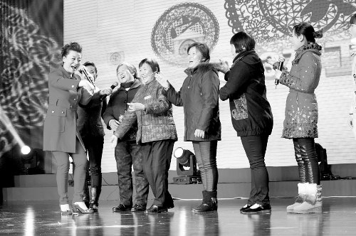 小香玉與戲迷同臺(tái)演出 小香玉與戲迷同臺(tái)演出