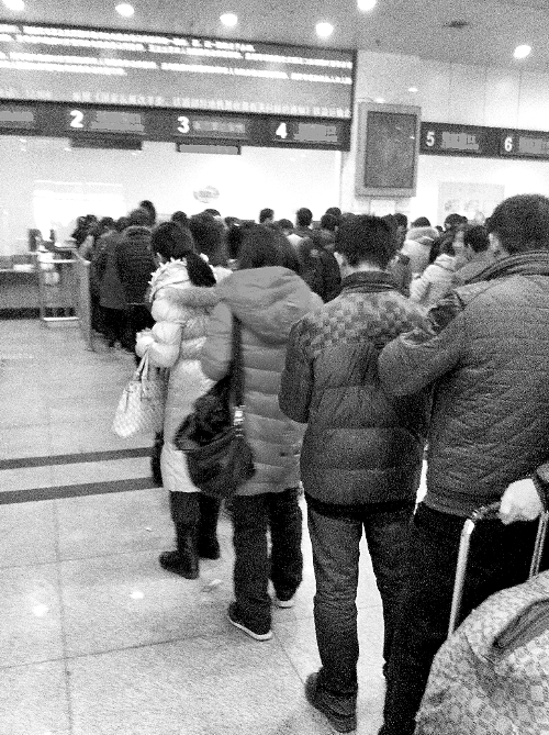 春運(yùn)第三日退票的隊(duì)伍比買票隊(duì)伍長