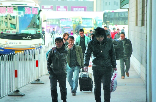 乘汽車踏上返程的人們 乘汽車踏上返程的人們