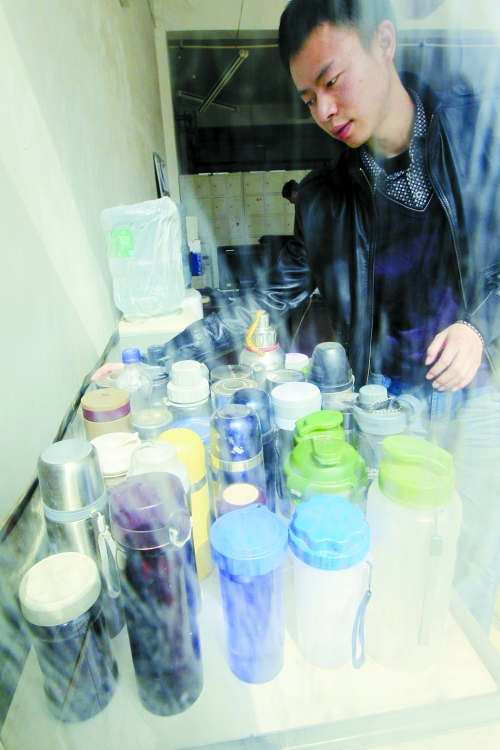 怕堵在路上，公交司機(jī)不敢喝水，把杯子放在了調(diào)度室