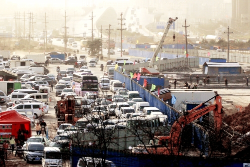 昨日上午，京廣路與南三環(huán)交叉口附近堵成了一鍋粥