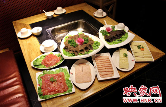 巴奴毛肚火鍋主打的就是半份的菜品。例如這個(gè)巴奴毛肚，整份的是42元，而半份只要21元，既便宜又實(shí)惠。