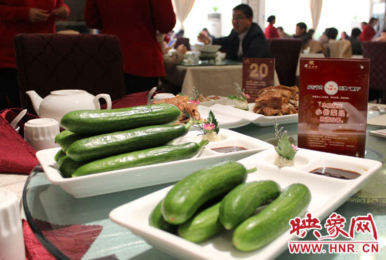 3月22日，阿五美食英協(xié)路店的服務(wù)員為我們展示大份菜品和小份菜品