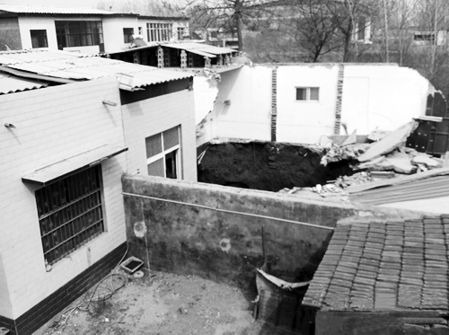 房屋塌陷現(xiàn)場(chǎng) 網(wǎng)絡(luò)截圖 房屋塌陷現(xiàn)場(chǎng) 網(wǎng)絡(luò)截圖