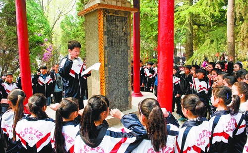 　　4月3日,宜陽(yáng)縣1000余名師生通過(guò)獻(xiàn)花、宣誓、掃墓、讀祭文等形式緬懷革命先烈。 田義偉 攝