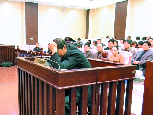 庭審中，楊某一直沒(méi)有抬頭。