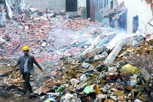 一座清朝老宅被一把火燒成了灰燼。透過(guò)青煙，才能看到它曾存在過(guò)的痕跡