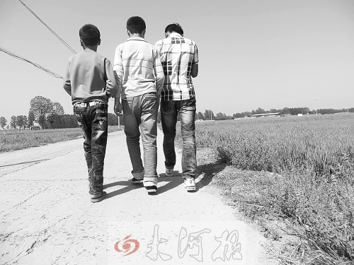 親眼目睹小伙伴在自己面前慘遭橫禍,三個(gè)孩子變得異常沉默。