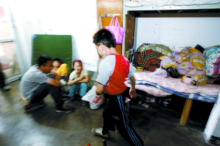 孩子們住在這里，沒有上學，大部分時間是練功，出去表演