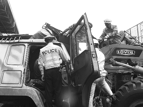 　　調(diào)來鏟車，幫忙救人。