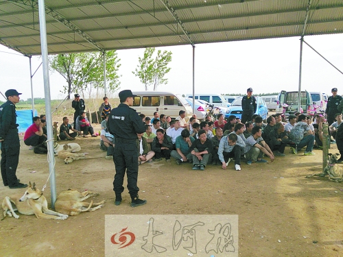 民警突襲賭場(chǎng)，64名涉案人員全部落網(wǎng)。