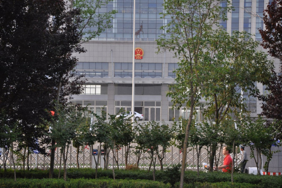 　　圖為魏都區(qū)政府門前的國徽和隱約的“為人民服務”字樣。來源：光明網