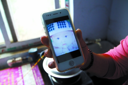 兒子過去的照片，她一直存在手機里