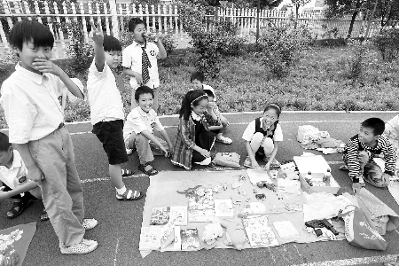 小學(xué)生當(dāng)?shù)財(cái)偫习?，擺起攤來(lái)也很專業(yè)