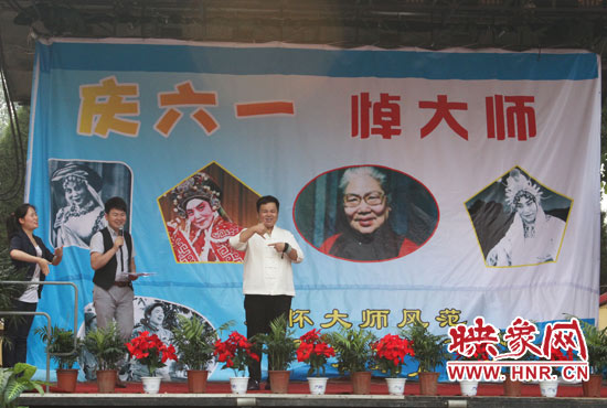 宋懷山用手語(yǔ)祝賀孩子們“六一”快樂(lè)