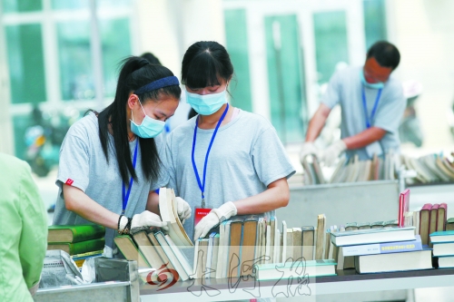 工作人員正在忙著整理書籍,逐一登記、歸類。