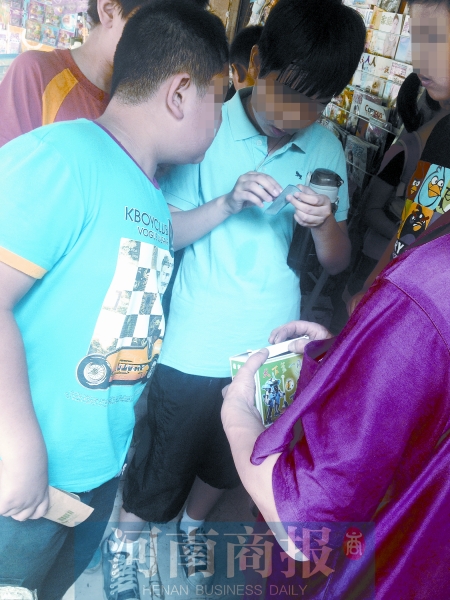 小賣鋪內(nèi)，孩子們圍在一起查看“中獎”情況