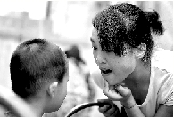 　張麗梅的發(fā)音吐字并不清晰。但她每次教兒子練習(xí)，都力求做到“聲情并茂”。