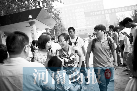 考場外，家長用溫暖的笑容迎接孩子