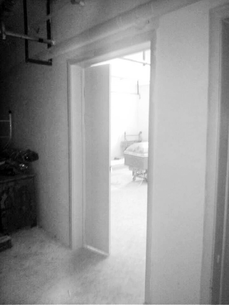 原有的太平間被扒了，又新建了一個(gè)