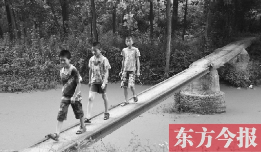 這座寬僅0.4米的危橋，承擔(dān)著1000多人的出行