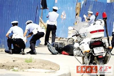 　一名歹徒被抓獲，另一名歹徒持槍劫持了一名門衛(wèi)。