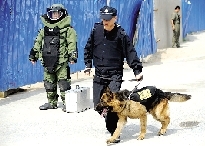排爆專家、警犬在現(xiàn)場待命。