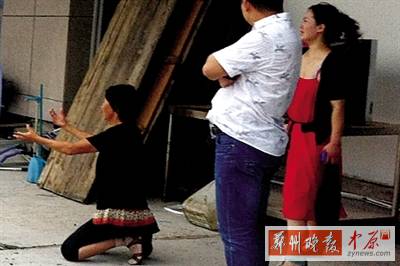 男子爬上大廈五樓天臺(tái)欲跳樓 男子爬上大廈五樓天臺(tái)欲跳樓