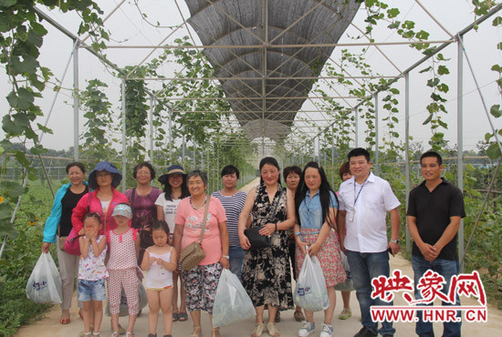 20多位市民參觀超市直采基地 20多位市民參觀超市直采基地