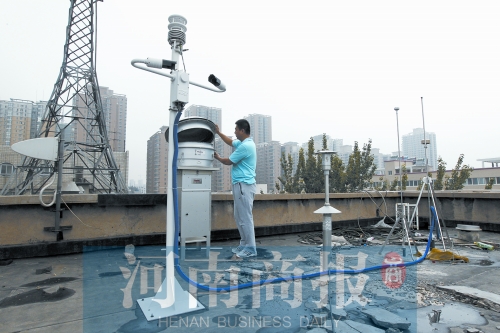 鄭州灰霾監(jiān)測站正在調(diào)試，預(yù)計9月將正式投入使用 記者 鄧萬里/攝