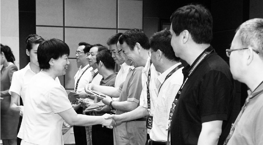 河南省委常委、宣傳部長趙素萍給中國紀錄片播出聯(lián)盟理事臺發(fā)放牌匾