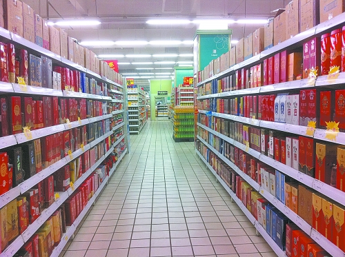 商場(chǎng)里賣的酒，銷售人員稱都是純糧酒，而專家稱，中、低檔酒用酒精和各種添加劑勾兌的情況并不鮮見。