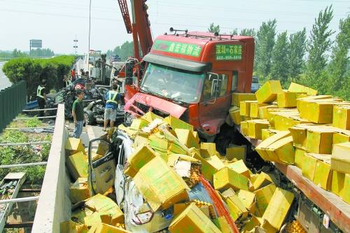 大貨車旁邊的海馬轎車被雞蛋砸中，車上兩人逃脫及時(shí)，僅受輕傷。