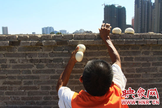 圖為老王在取曬干的饅頭。