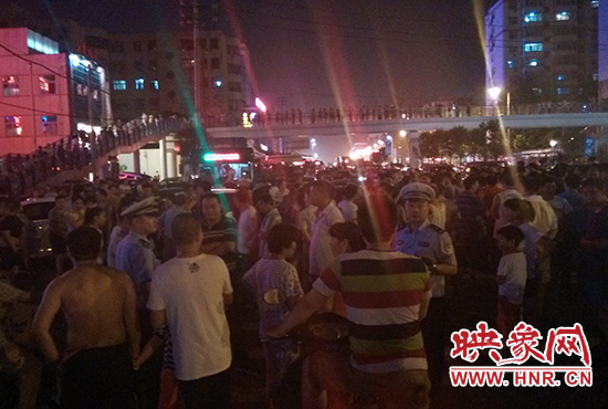 8月7日晚20時(shí)許，幾位交警在人群中