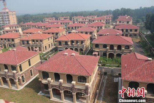 在鄭州市惠濟(jì)區(qū)花園口鎮(zhèn)申莊村的黃河岸邊，這處豪華別墅群蔚為壯觀。侯偉勝 攝