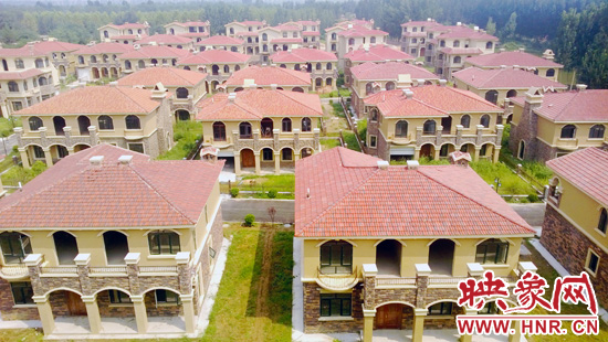 這里的別墅共計30多棟，有兩層的，也有三層的，主體、裝修都已經(jīng)完工