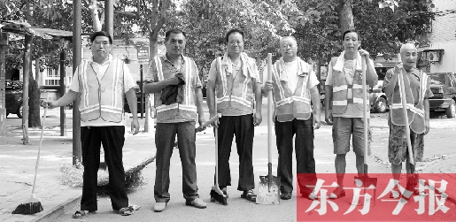 昨天下午6點(diǎn)，6名環(huán)衛(wèi)工人相伴乘坐B(niǎo)1返回27公里外的花園口村。