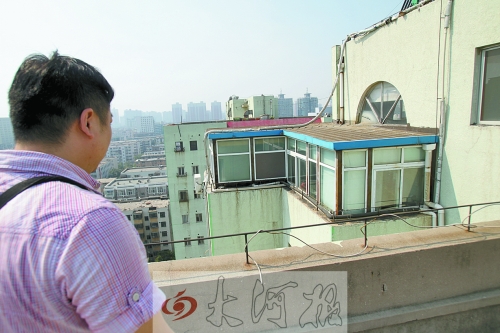 執(zhí)法人員正在對(duì)一高層住宅樓頂層加蓋的違章建筑調(diào)查取證 執(zhí)法人員正在對(duì)一高層住宅樓頂層加蓋的違章建筑調(diào)查取證