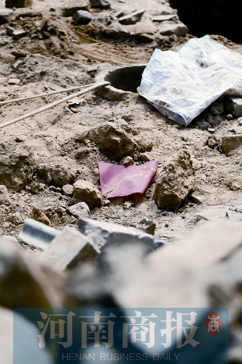 　　孩子墜井前，手里拿著國(guó)旗，邊走邊玩……