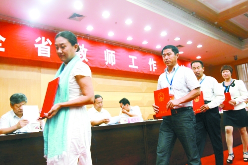 昨日，我省諸多優(yōu)秀教師獲頒“師德標(biāo)兵”、“師德先進(jìn)個(gè)人”等榮譽(yù)證書。