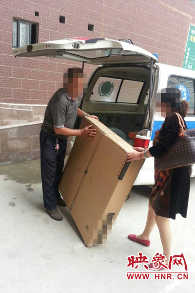 工作人員正在搬卸家具。