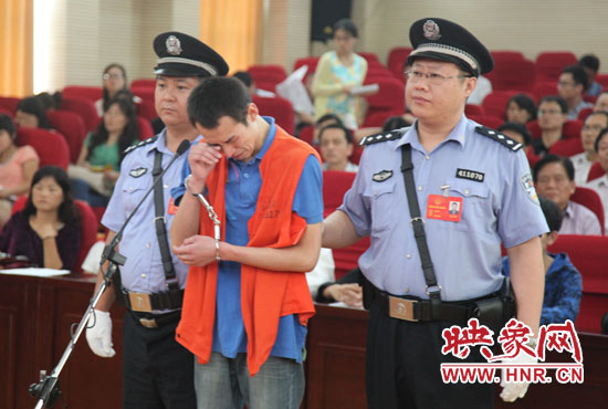 庭審現(xiàn)場，幾度流下淚水的小偉，后悔當(dāng)初太過沖動。魏海勇-攝