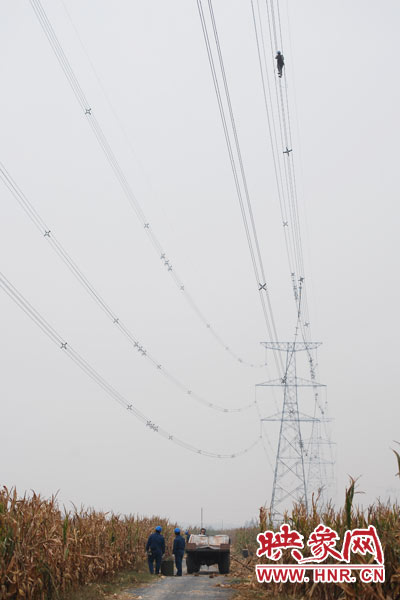 樊建軍自已笑稱，他們更像是一群“高空舞者”。