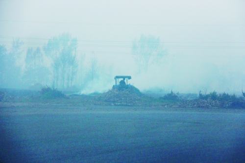 　9月底，南陽(yáng)市社旗縣一處秸稈焚燒現(xiàn)場(chǎng)。此次督察通報(bào)，該縣被罰款9萬(wàn)元。