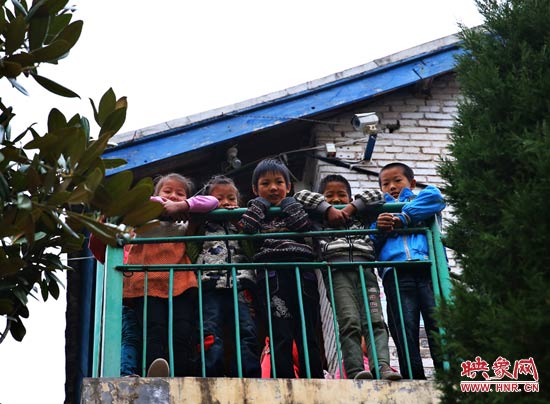 對于記者的到來，孩子們充滿了好奇