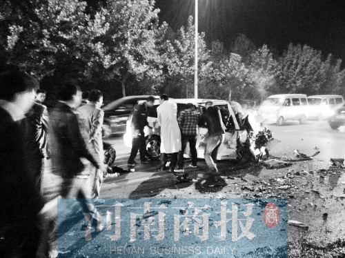 慘劇現(xiàn)場，眾人紛紛上前施救，有人拉住變形的車門，為傷者爭取救援時間