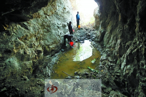 村民說以前這里的水很深，現(xiàn)在也就剩這么一點兒了。