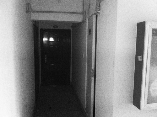 被砸網(wǎng)吧在鄭州安徐莊公館小區(qū)的一棟居民樓里，昨天，網(wǎng)吧已關(guān)門。