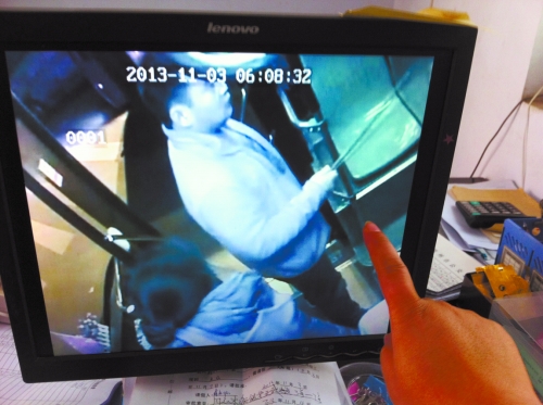 鄭州女公交車長(zhǎng)遭歹徒卡脖索錢 公司欲為其頒發(fā)委屈獎(jiǎng) 鄭州女公交車長(zhǎng)遭歹徒卡脖索錢 公司欲為其頒發(fā)委屈獎(jiǎng)